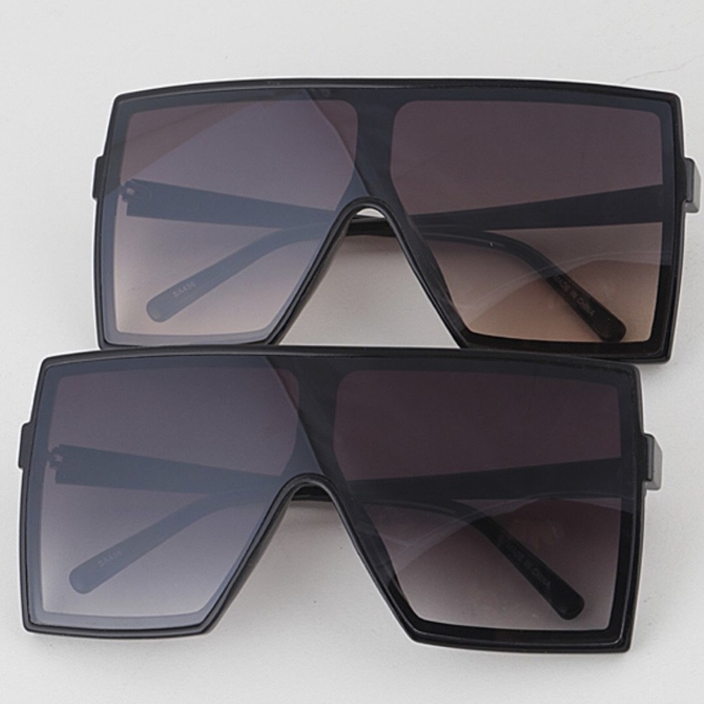 OVERSIZED SUNGLASSES